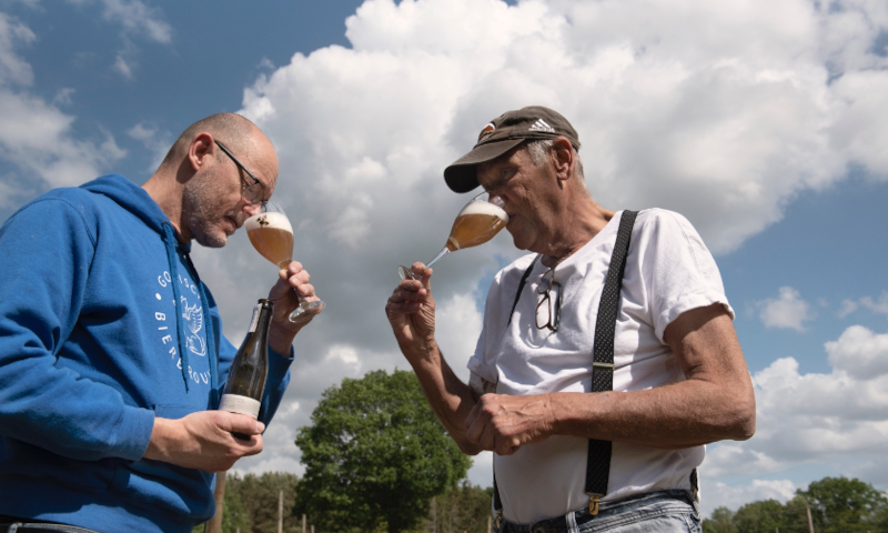 Gooische Bierbrouwer Gijs Troost proeft hier met Alfred Visser van Wijngaard Zonnestraal de eerste Grape Ale